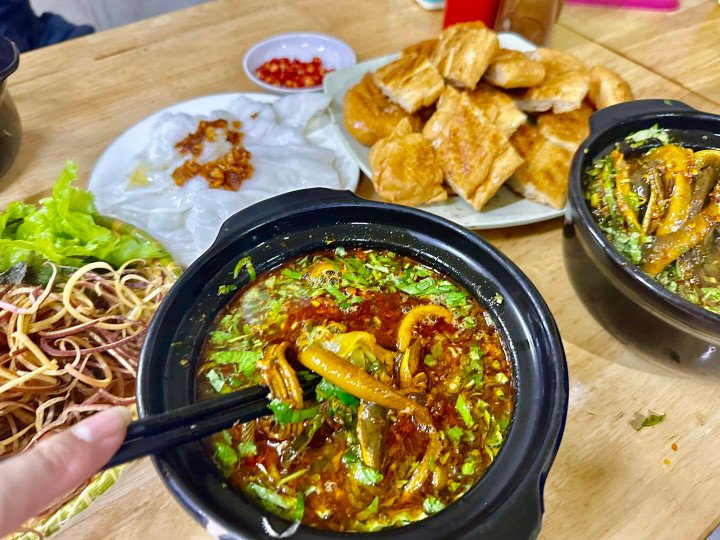 Súp lươn Nghệ An hấp dẫn bởi nước dùng trong, sánh nhẹ, đậm vị. (Ảnh: Lươn O Quế)