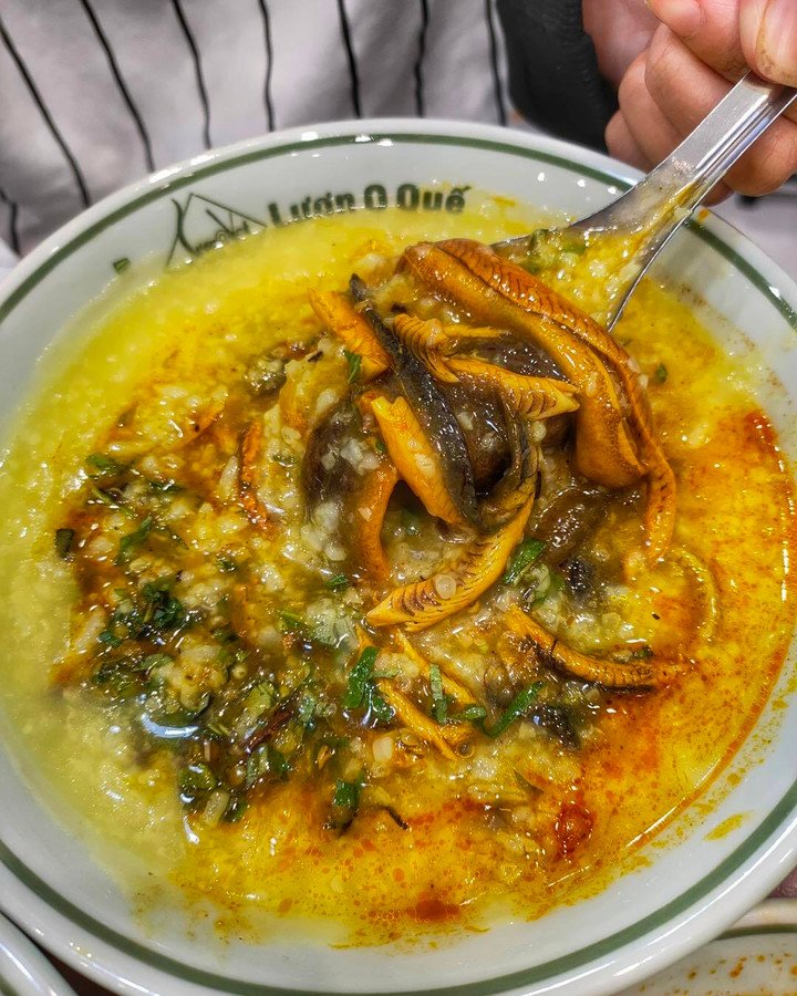 Tô cháo nóng hổi, sánh mịn, tỏa mùi thơm của tiêu và rau răm, quyện với thịt lươn dai dai, béo ngậy. (Ảnh: Lươn O Quế)