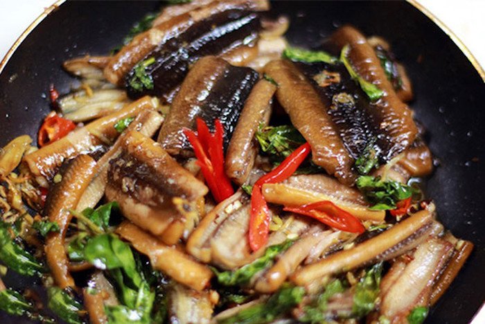 Vị cay của ớt, mùi thơm của sả, gừng, hành tỏi quyện với thịt lươn chắc ngọt tạo nên món xào hấp dẫn.