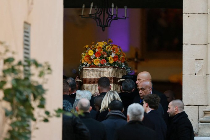 Con trai, con dâu và các cháu chắt ngồi hàng đầu trong nhà thờ dự tang lễ