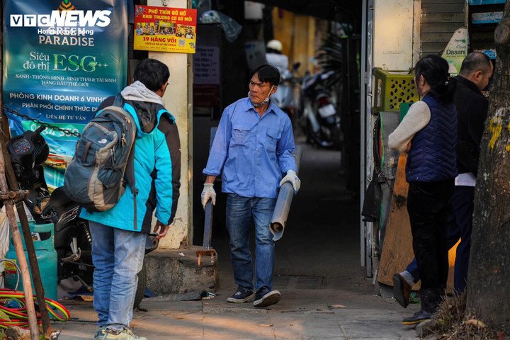 Tại các điểm này xuất hiện nhiều nhóm người tới thu gom phế liệu, vận chuyển những vật liệu còn giá trị.