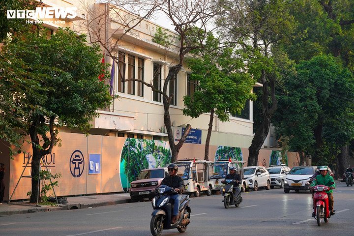Những ngày này, khi nhiều hộ dân đã dọn đồ và chuyển đi, khu vực ven Hồ Hoàn Kiếm, Hà Nội dần trở thành công trường chờ ngày thi công, với những địa điểm được quây tôn kín mặt tiền.