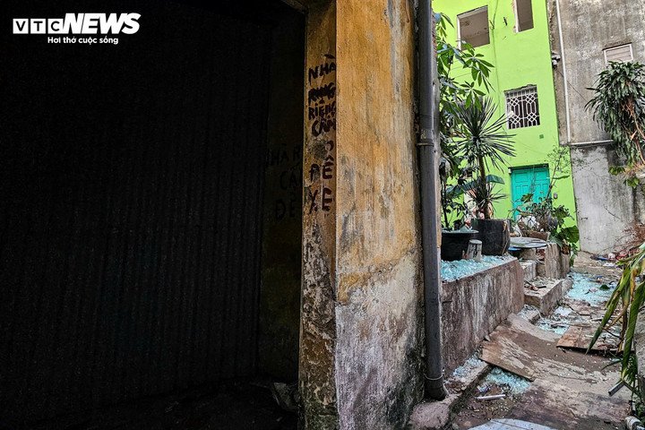 Bên trong các ngôi nhà, phần lớn đồ đạc sinh hoạt đã được chuyển đi, chỉ còn lại chủ yếu cửa sắt cũ, khung nhôm, dây điện, mảnh kính vỡ, gạch vụn và một số vật dụng không còn giá trị sử dụng.