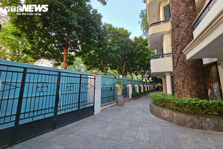 Với những công trình có vị trí mặt tiền nhìn thẳng ra Hồ Hoàn Kiếm, việc giải phóng mặt bằng được triển khai khẩn trương hơn. Tại trụ sở cũ của Tổng công ty Điện lực Hà Nội – một trong những khu đất có vị trí đắc địa bậc nhất với góc nhìn trực diện ra Tháp Rùa - toàn bộ mặt tiền đã được quây tôn kín.