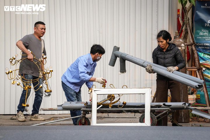 Xe máy chằng buộc sắt vụn, xe ba gác chở đầy khung cửa ra vào liên tục. Âm thanh cắt, tháo dỡ kim loại vang lên khắp ngõ nhỏ. Ai cũng tranh thủ từng giờ, bởi khi mặt bằng được quây tôn hoàn toàn thì việc thu gom sẽ không còn thực hiện được.