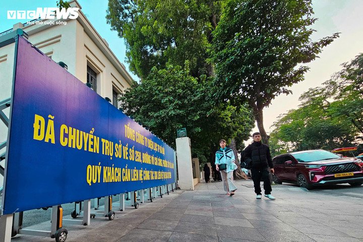 Biển hiệu được tháo dỡ, băng rôn thông báo chuyển trụ sở được căng lên để người dân nắm rõ.