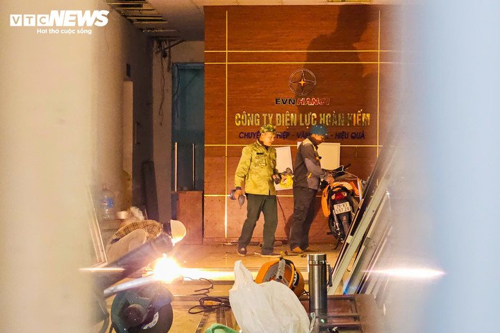 Phía bên trong các công trình đã thực hiện di dời, bàn giao lại mặt bằng, công nhân đang tháo dỡ từng hạng mục.