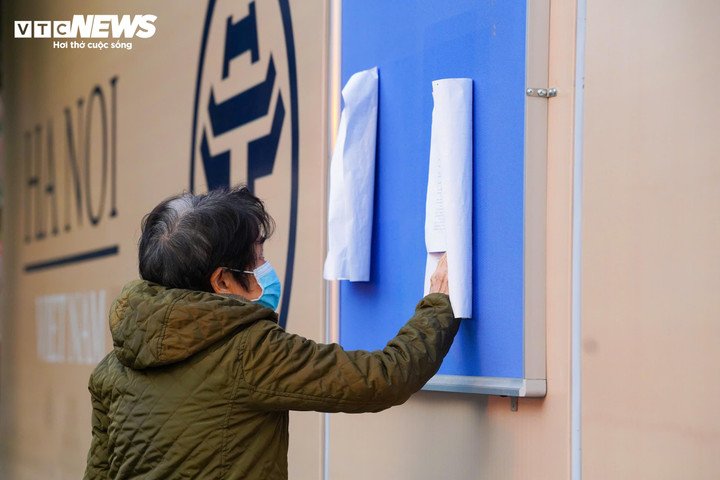 Trên các bảng tin công khai đặt bên ngoài công trình, quyết định phê duyệt phương án bồi thường, hỗ trợ, tái định cư được niêm yết đầy đủ, giúp người dân tiện theo dõi, giám sát.