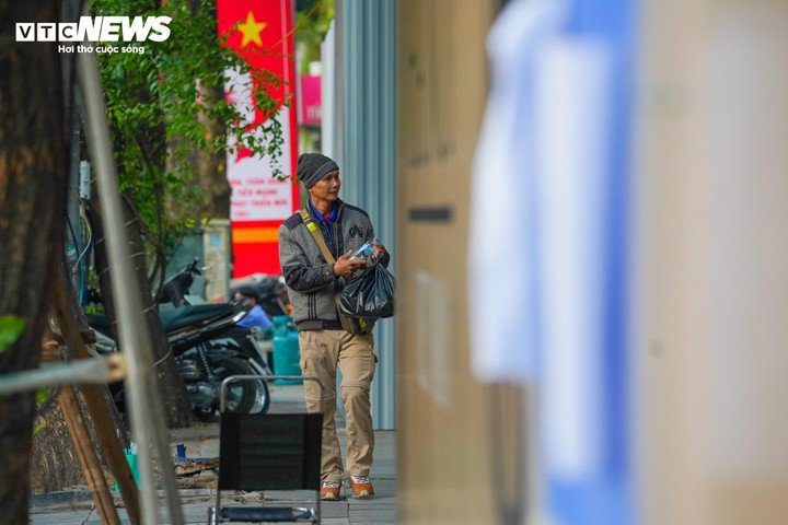 Tuy nhiên, việc quây tôn hàng loạt công trình cũng phát sinh không ít bất tiện. Một số đoạn vỉa hè bị thu hẹp, người đi bộ phải di chuyển trong không gian chật chội, một số đoạn phải xuống lòng đường.