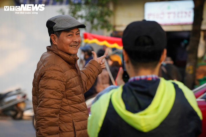 Ông Nguyễn Quốc Ánh, người dân phường Hoàn Kiếm, cho biết hầu như ngày nào ông cũng đi bộ qua khu vực ven hồ. Những ngày gần đây, khi thấy các công trình được quây tôn chuẩn bị tháo dỡ, ông đã dừng lại chụp vài bức ảnh để lưu giữ kỷ niệm về không gian quen thuộc mà mình gắn bó suốt nhiều năm. "Dù có chút bồi hồi, quan điểm của tôi vẫn là ủng hộ chủ trương mở rộng quảng trường của thành phố và kỳ vọng diện mạo mới khang trang, hoành tráng hơn cho khu vực Hồ Gươm trong thời gian tới", ông Ánh cho biết.