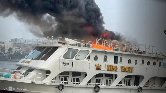 Thời điểm du thuyền bốc cháy. Ảnh: Đình Văn
