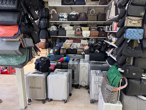 Các loại valy, túi xách gắn mác thương hiệu nước ngoài vẫn bán đầy chợ .Ảnh: NGUYỄN HẢI