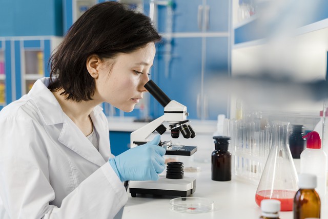 Không nói với ai, bà âm thầm lấy mẫu tóc của cháu nội và con trai mình đem đi xét nghiệm ADN. Ảnh minh họa