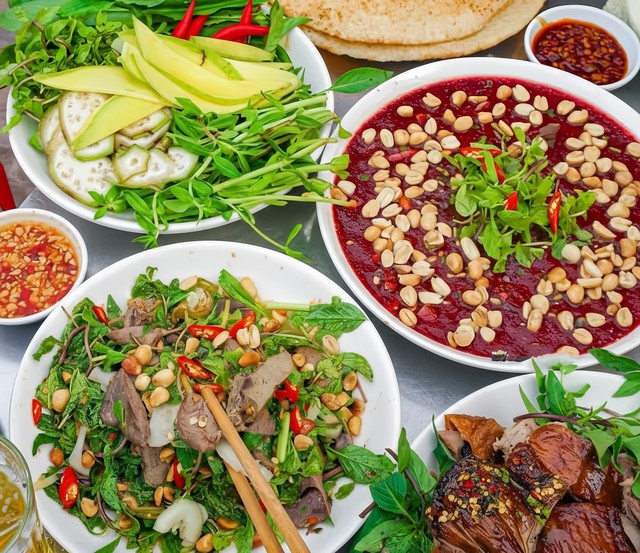 Tiết canh vịt từng được vinh danh thế giới: Ngon là vậy nhưng chuyên gia khuyến cáo 6 nhóm người dù thích đến đâu cũng tuyệt đối không nên ăn.