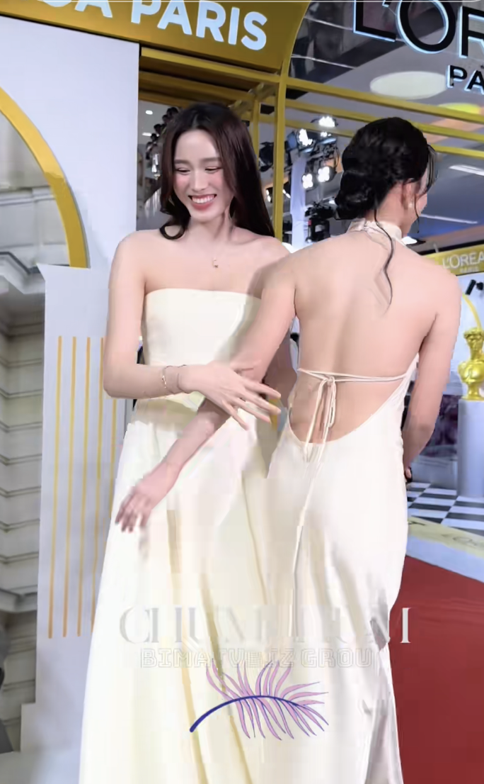 Trần Tiểu Vy và Đỗ Thị Hà đọ sắc 'gây bão' mạng xã hội - 4