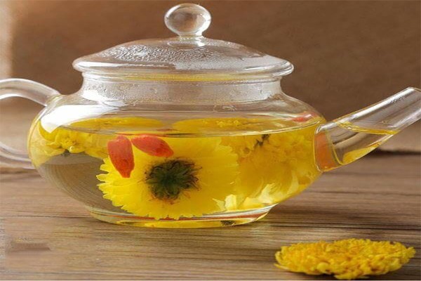 Trà hoa cúc khô hỗ trợ giấc ngủ ngon và giúp làm đẹp da,