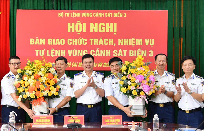 Tư lệnh Cảnh sát biển Việt Nam chúc mừng Thiếu tướng Ngô Bình Mình (thứ 2 từ trái qua) và Đại tá Trần Xuân Lương (thứ 3 từ phải qua).