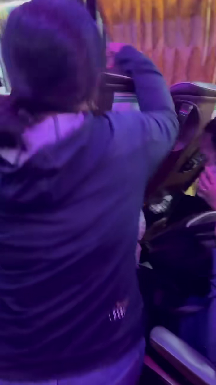 Hành khách bức xúc, hoảng loạn trên "chuyến xe bão táp". Ảnh cắt ra từ clip