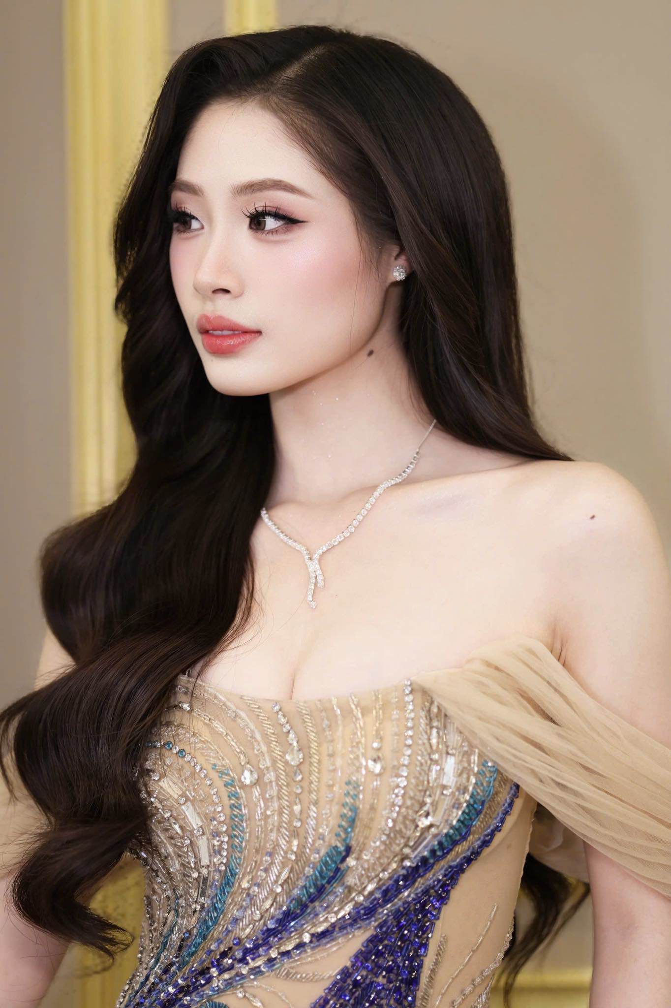 Như Quỳnh sở hữu chiều cao 1m72. Cô là cựu sinh viên chuyên ngành Tài chính của Học viện Ngân hàng.&nbsp;