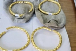 Vứt 80 chỉ vàng vận chuyển lậu ra đường vì sợ bị bắt