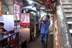 Cận cảnh phá dỡ dãy nhà khu 'đất vàng' bên hồ Hoàn Kiếm