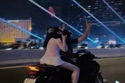 Buông hai tay chở bạn gái trên cầu Ba Son, nam thanh niên bị tịch thu xe SH