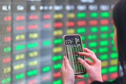 Chứng khoán lập đỉnh lịch sử, nhà đầu tư nên làm gì?