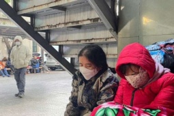 Không khí lạnh tràn về, Hà Nội rét sâu: Người nhà bệnh nhân phơi sương, ngủ vật vờ ngoài ghế đá