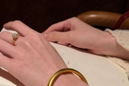 Mang vàng đi đổi, chồng tá hỏa khi vợ mang về trang sức "nhẹ hều"