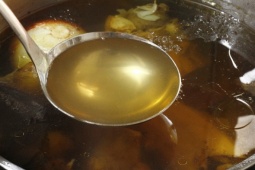 Vì sao không nên nêm muối khi bắt đầu ninh xương?