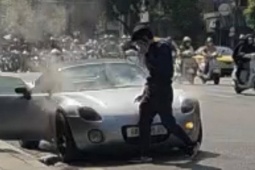 Xe thể thao Pontiac Solstice siêu hiếm bốc khói nghi ngút giữa phố cổ Hà Nội