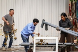 Loạt nhà ven Hồ Gươm di dời, người gom phế liệu kiếm tiền triệu mỗi ngày