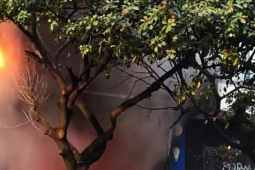 Cháy lớn ở Hà Nội: 'Chúng tôi dùng bình cứu hỏa, xô nước… dập lửa nhưng như muối bỏ biển'