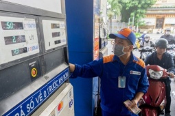 Giá xăng giảm về sát 18.500 đồng một lít