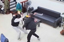 Hé lộ nguyên nhân chồng dùng dao truy sát vợ, con gái tại quán cắt tóc