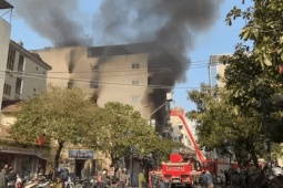 Cháy lớn tại Hà Nội, chủ nhà hoảng loạn nhảy từ tầng cao xuống