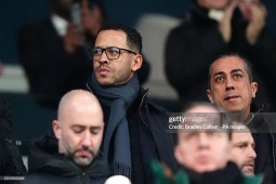 "Tướng" mới Rosenior chứng kiến Chelsea bại trận, phản ứng ra sao trên khán đài?