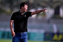 HLV Kim Sang Sik tiết lộ về áo đen may mắn, sự thật sau hình ảnh Đình Bắc ăn táo