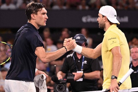 Tennis đỉnh cao thế giới: Dimitrov thua sốc, Andreeva thoát hiểm ngoạn mục