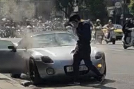 Xe thể thao Pontiac Solstice siêu hiếm bốc khói nghi ngút giữa phố cổ Hà Nội