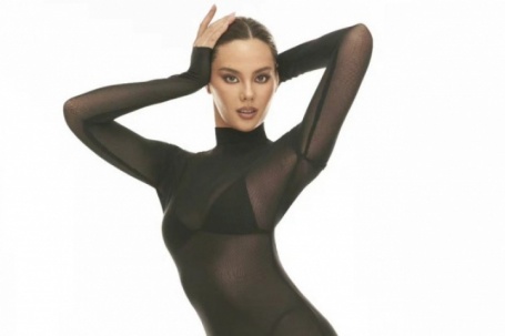 Sắc vóc 'mỹ nhân đẹp vượt thời gian' Catriona Gray