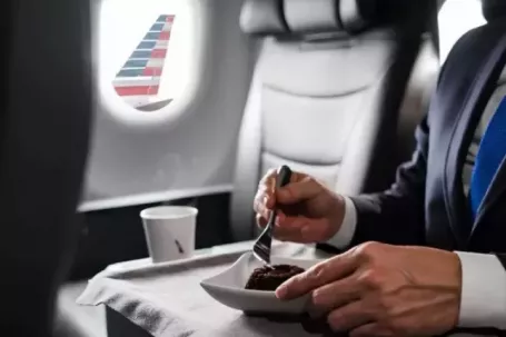 Bữa ăn cao cấp trên máy bay bị chê như 'thịt in 3D', hãng phải xin lỗi