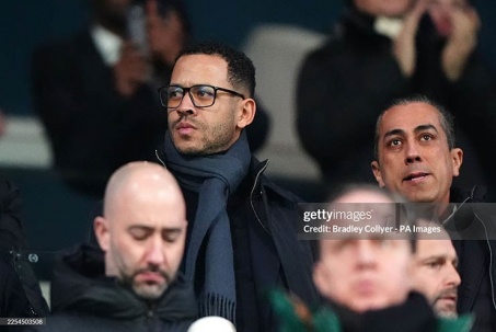 "Tướng" mới Rosenior chứng kiến Chelsea bại trận, phản ứng ra sao trên khán đài?