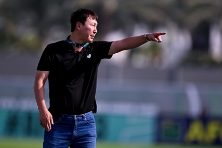 HLV Kim Sang Sik tiết lộ về áo đen may mắn, sự thật sau hình ảnh Đình Bắc ăn táo