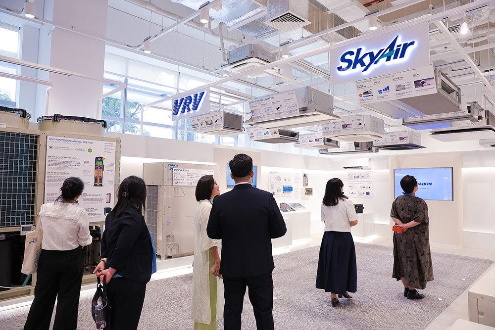 Khách mời tham quan tòa nhà Daikin Air Tower