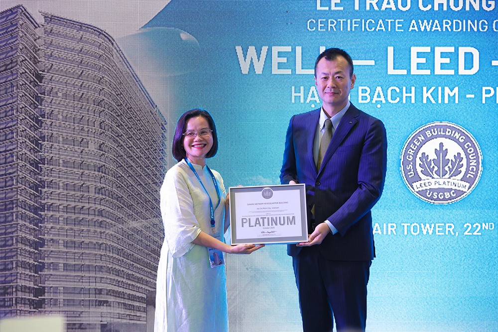Ông Mori Takashi - Tổng giám đốc Daikin Vietnam với chứng nhận LEED Platinum