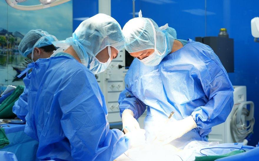 TS.BS Lê Quang Huy thay khớp háng nhân tạo chuyển động kép cho bệnh nhân