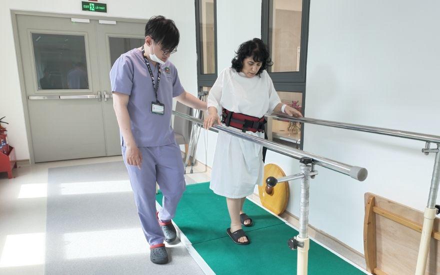 Bệnh nhân Israel đi lại nhẹ nhàng sau 1 ngày thay khớp háng nhân tạo chuyển động kép