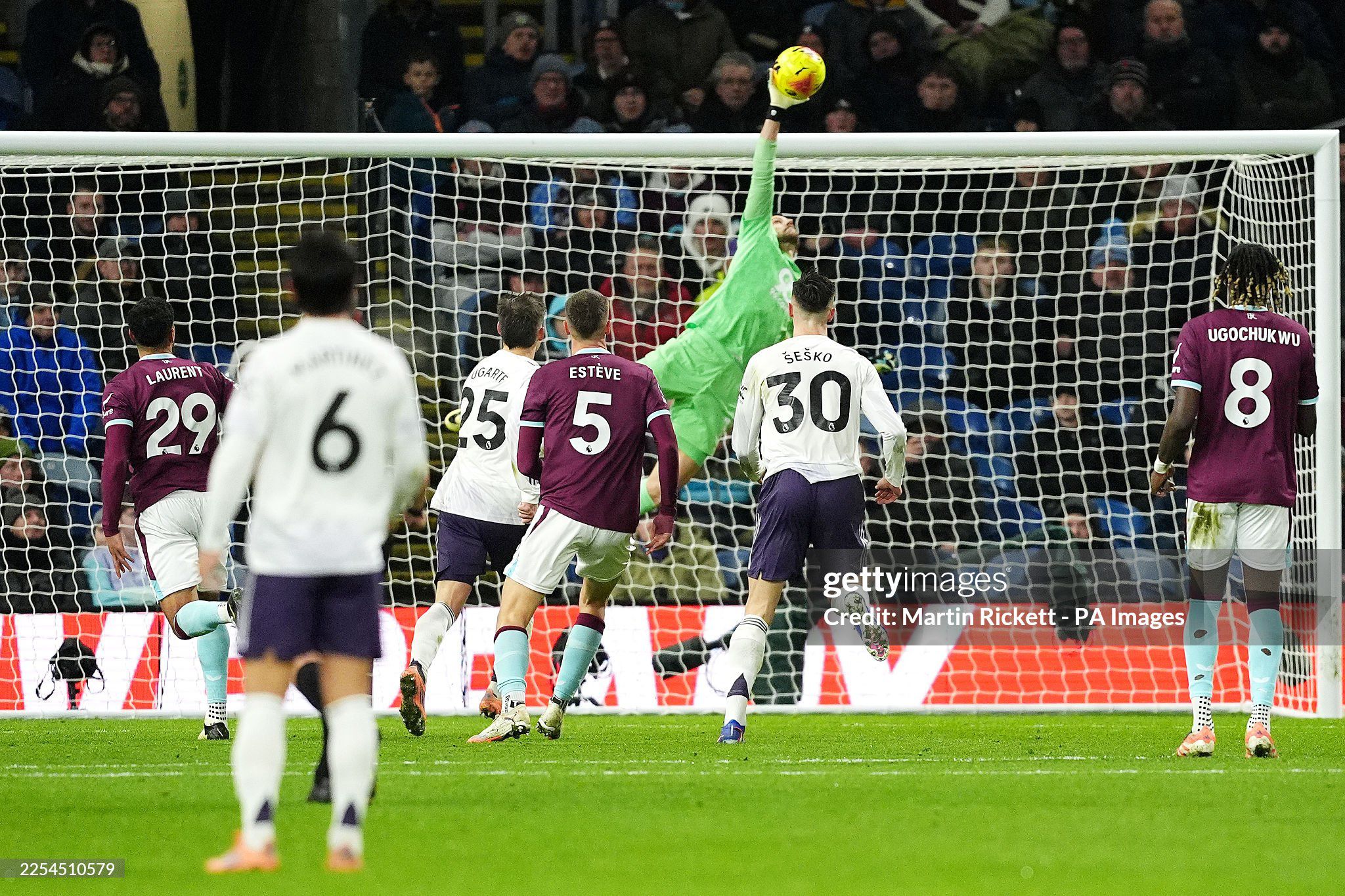 Dubravka có ngày thi đấu cực hay khi tái ngộ Man United