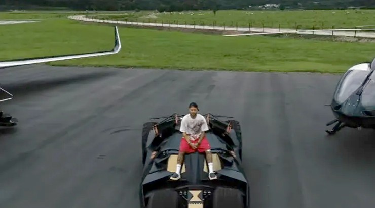 Neymar tạo dáng trên nóc chiếc Batmobile mới của mình